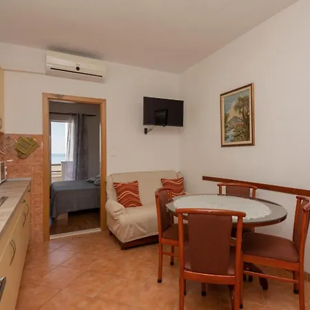 Two-bedroom In Апартаменти Макарська