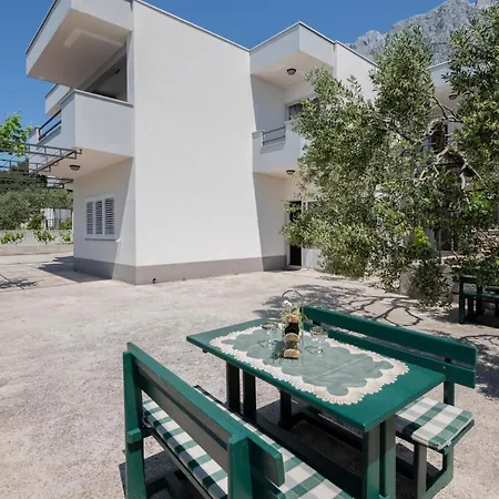Apartment Two-bedroom In Makarska